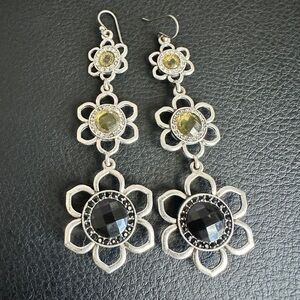 Pretty flower dangely earrings